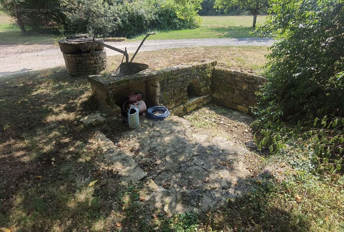 Lavoir - Maison à EXCIDEUIL