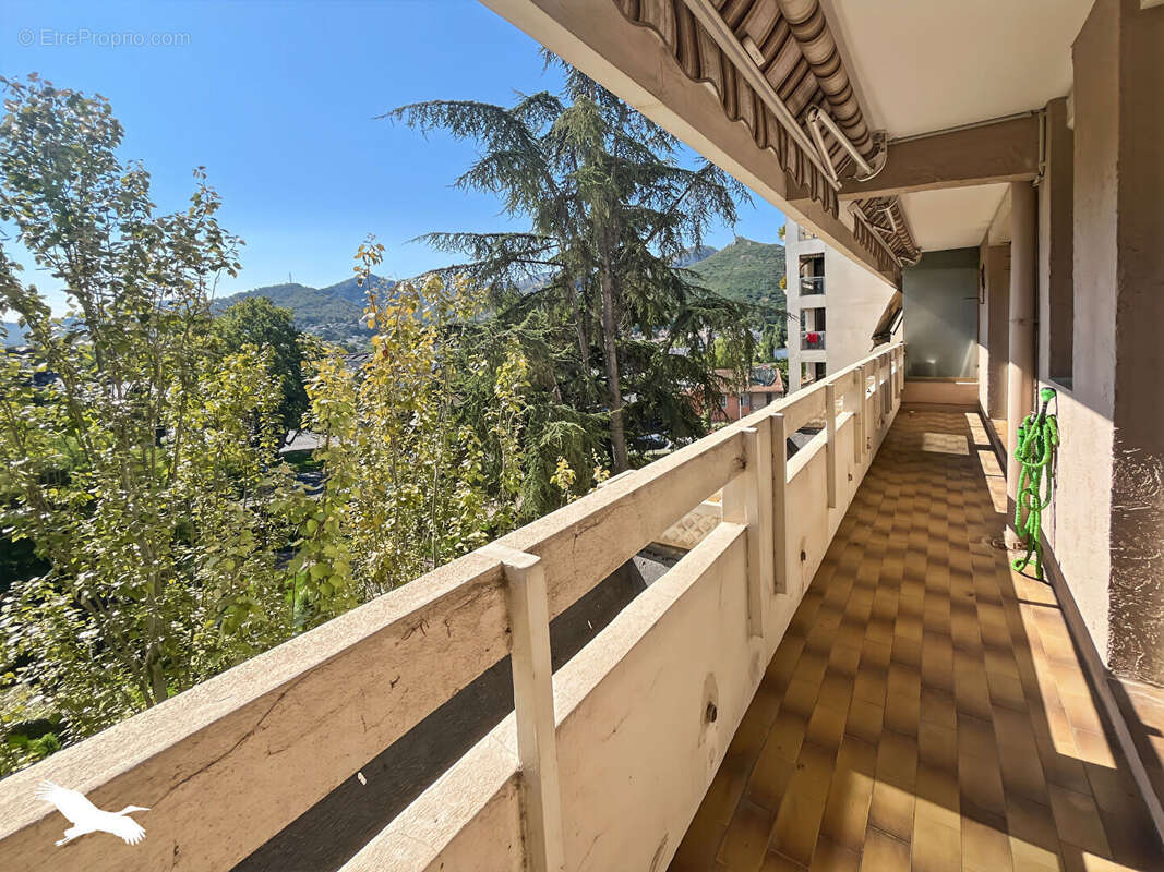 À VENDRE - MARSEILLE 11e (La Montre / La Valentine) - Charmant T2 de 41 m² avec terrasse, vue collines, garage et cave - photo 4