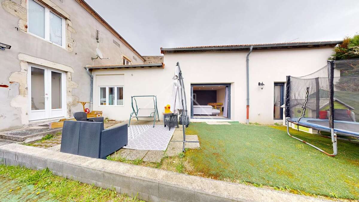 Maison à CREUZIER-LE-VIEUX