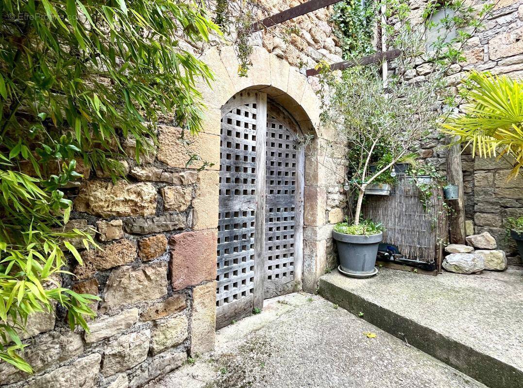 Parking à SALLES-LA-SOURCE