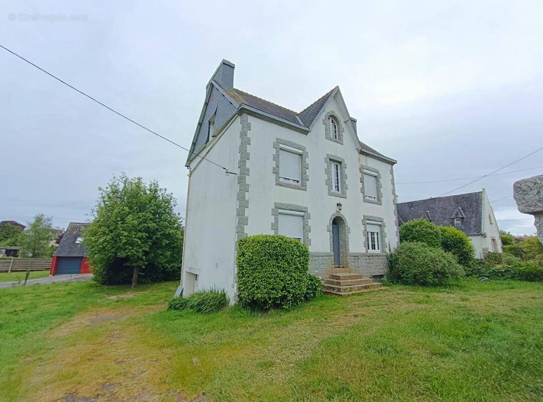 Maison à CHATEAUNEUF-DU-FAOU