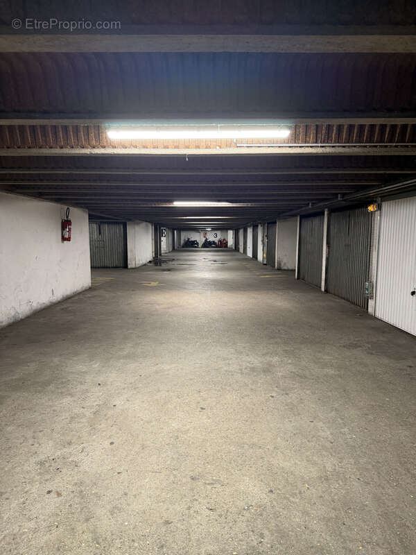 Parking à PARIS-18E