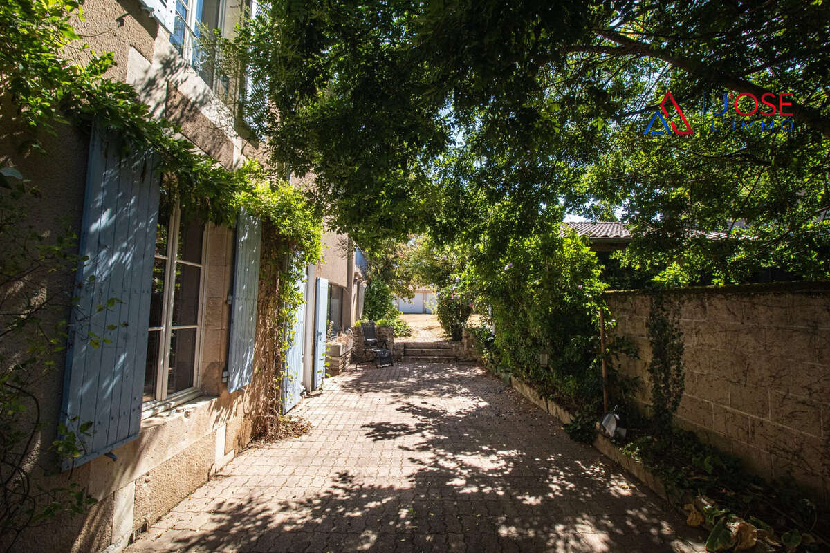 Cour arborée et intimiste