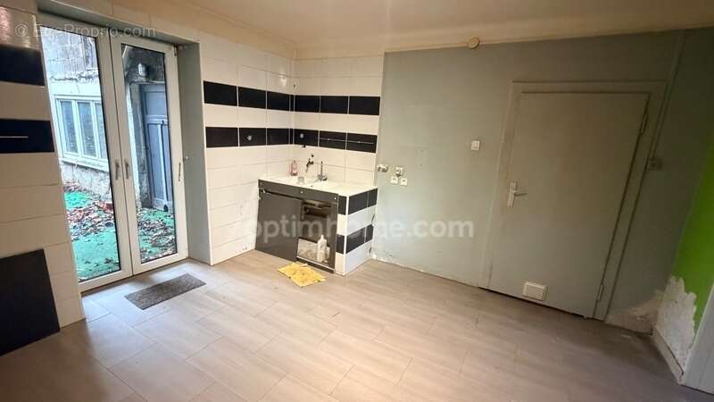 Bertrange - maison de ville de 95 m² avec 2 chambres, une terrasse ! fort potentiel ! - photo 4