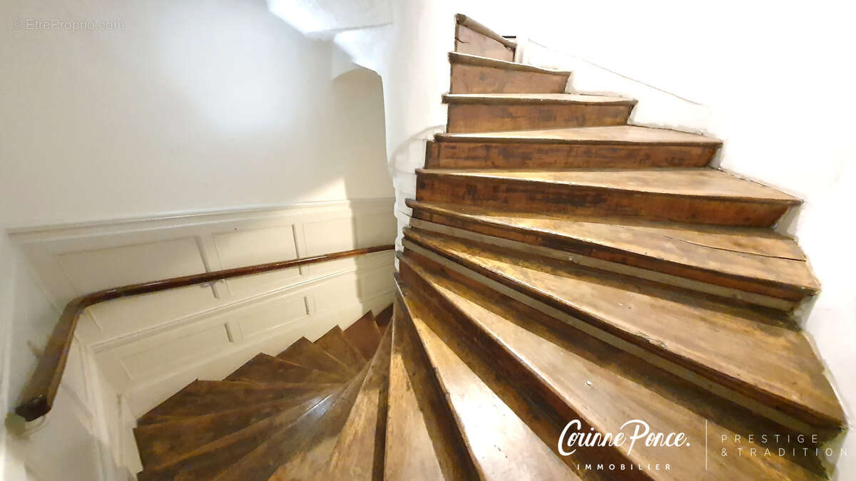 Nimes centre ecusson superbe p5 de 123 m2 avec balcon dans immeuble de charme propose par corinne ponce immobi - photo 12