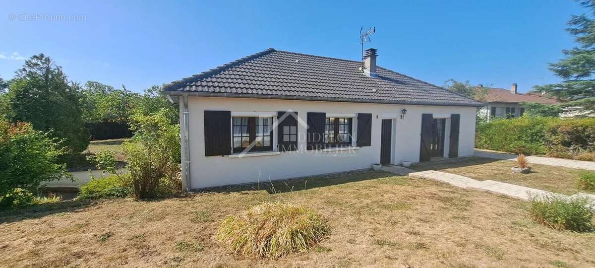 Pavillon de plain pied - 99m² hab + 2 garage - 1154m² de terrain - photo 2