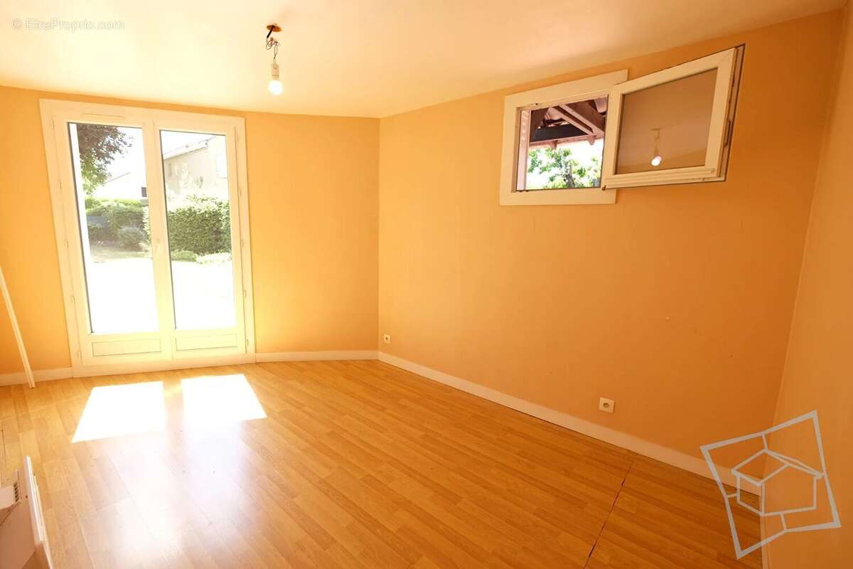 Maison à VOISINS-LE-BRETONNEUX