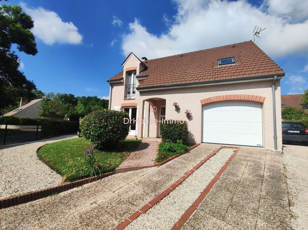 Maison à SAINT-JEAN-DE-BRAYE