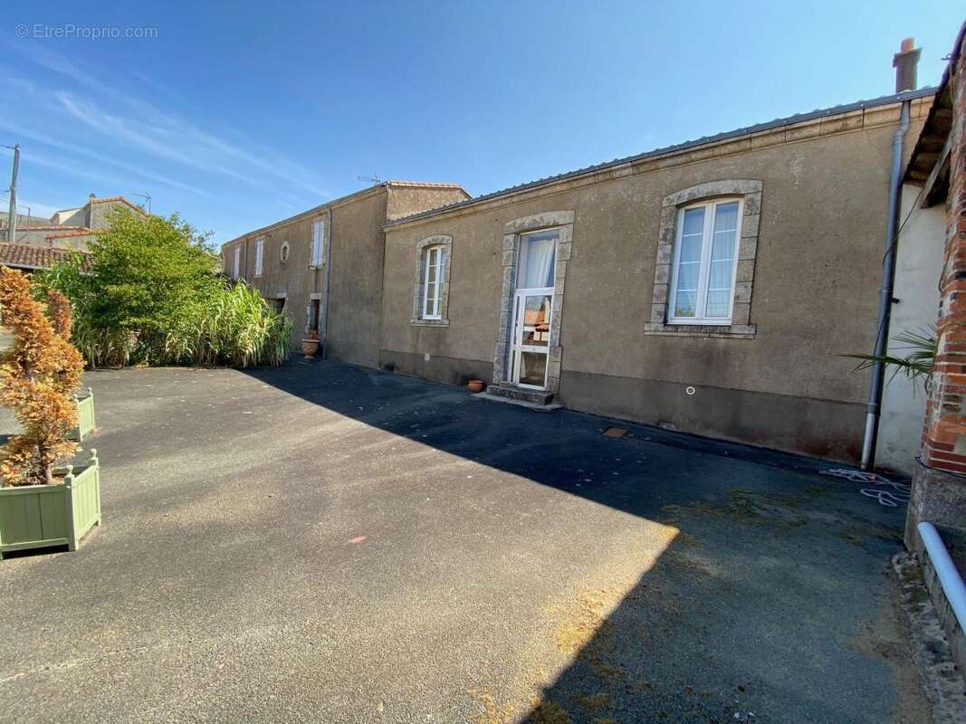 Maison 192 m² à Saint-Crespin-Sur-Moine  - photo 2