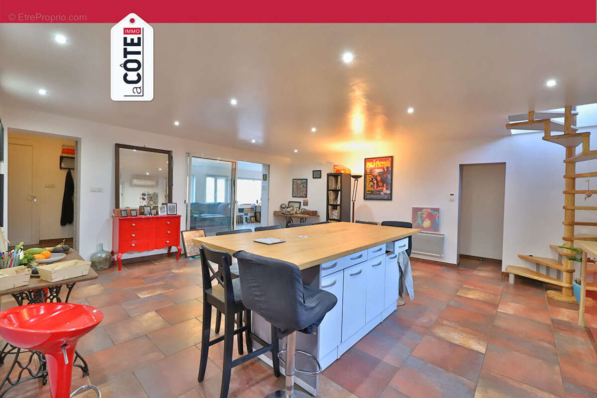 Maison à SAINT-MITRE-LES-REMPARTS