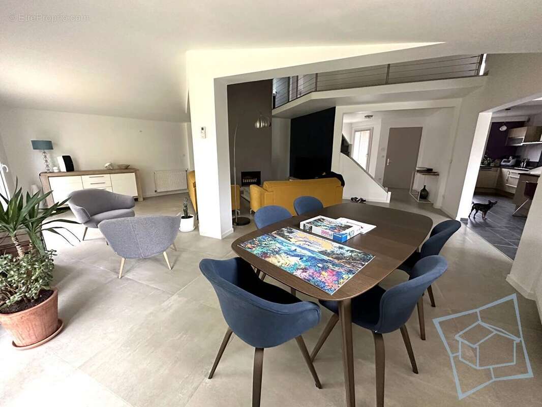 Maison à VOISINS-LE-BRETONNEUX