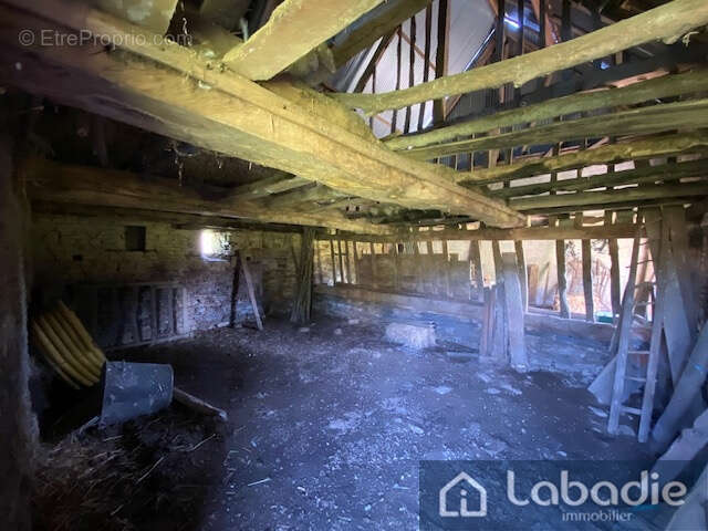  Proximité Brecey, bâtiment en pierres à rénover avec terrain. - photo 7