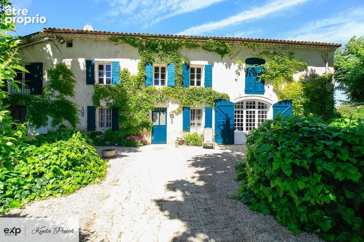 Kyela Puech présente une bastide renovée au Puy Sainte Réparade, à 15mins de Aix-en-Provence, 5 mins de Chateau Lacoste, avec dépendance de 50m2, piscine, pool house et annexes- en campagne