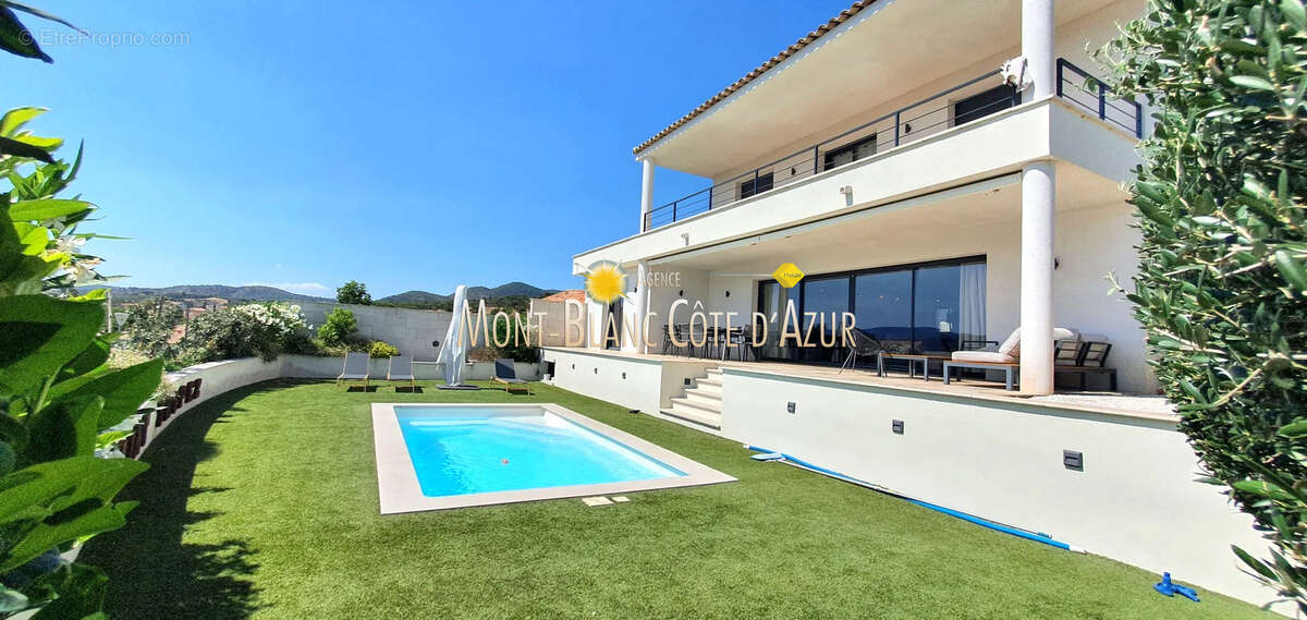 Villa 4 chambres, grand sejour, piscine, magnifique vue degagee jusqu'a la mer - photo 2