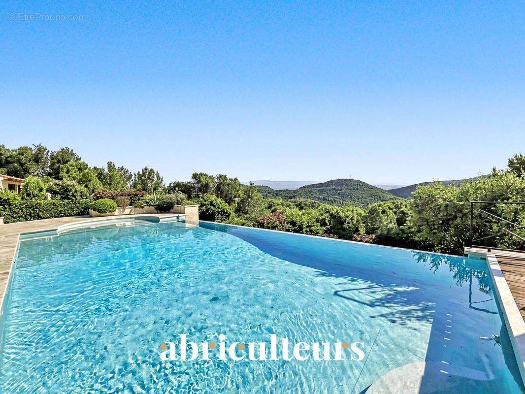 Magnifique villa de 296 m² avec piscine, sauna, spa, terrain de 1,2 ha et vue exceptionnelle à Rognes (13840) - photo 2