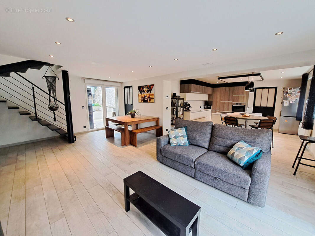 Maison à LES ECRENNES