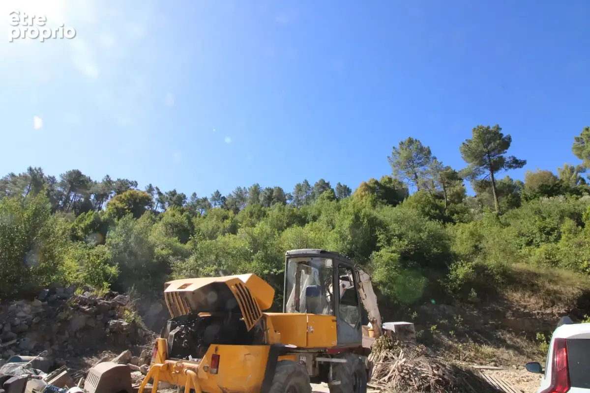 TERRAIN DE 4741 m2 avec hangar, bacs à sable et deux contenaires. - photo 2