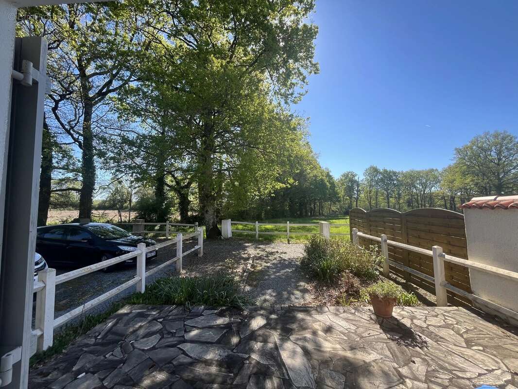 Superbe maison de campagne avec plus de 8 hectares et des boxes à chevaux - photo 12