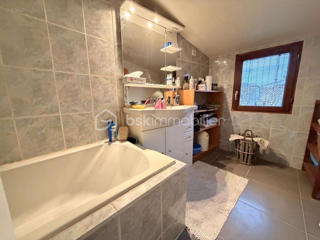Appartement à SAINT-LAURENT-D'AIGOUZE
