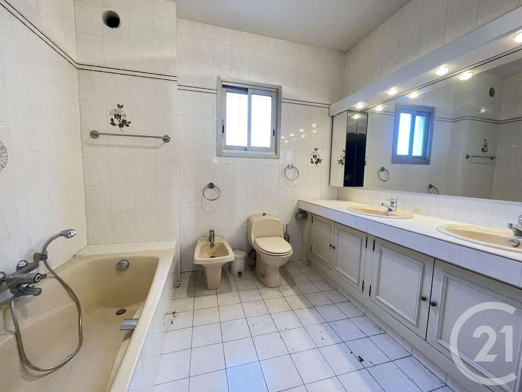 Maison à SAINT-LAURENT-DU-VAR