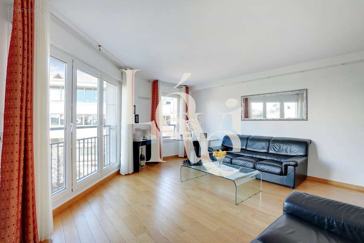 Appartement à CHARENTON-LE-PONT