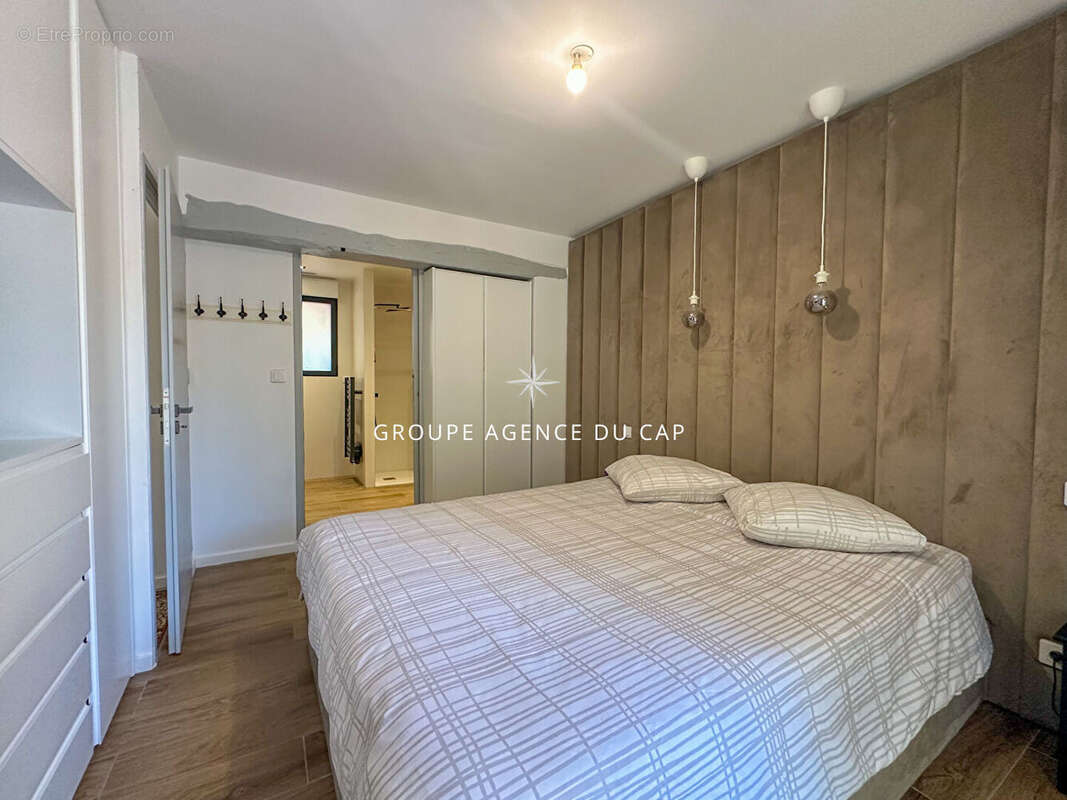 A vendre villa vue mer environ 200 m2 entierement renovee offrant 5 chambres dont 4 en suite piscine garage a saint aygulf - photo 11