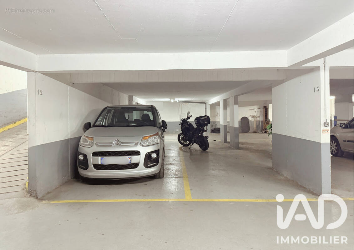 Photo 1 - Parking à PARIS-20E