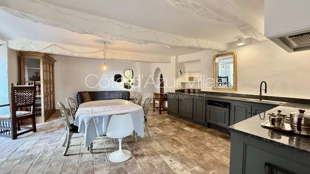 Maison à CHATEAUNEUF-GRASSE