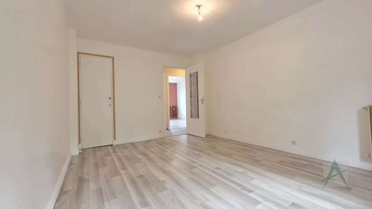 CHAMBERY - T4 2ème étage centre ville - photo 6