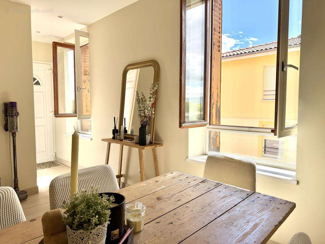 Appartement à MONTROND-LES-BAINS