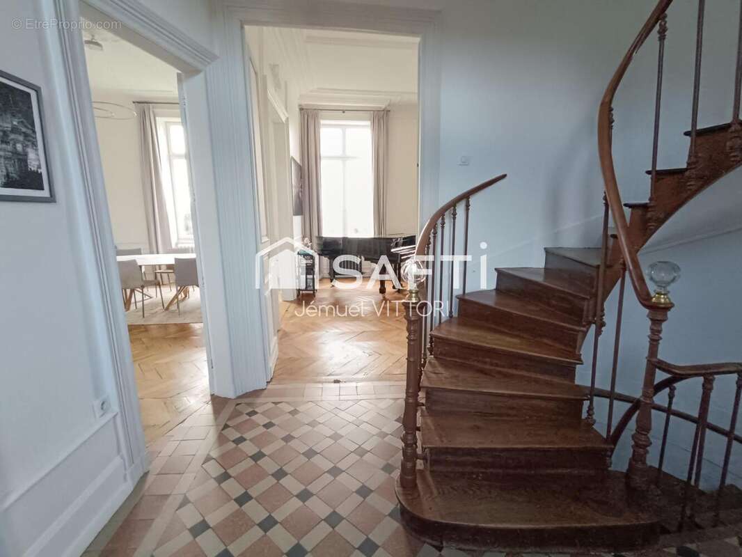 Maison 240 m² à Ernee  - photo 6