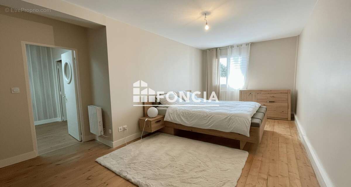 Maison de bourg en pierre rénovée 116 m² + grange + terrain – St Coutant-le-Grand - photo 5
