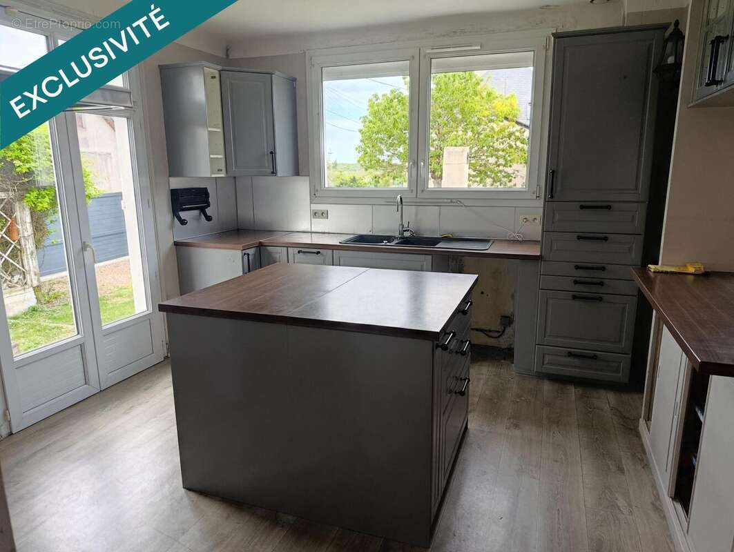 Maison 148 m² à Neuvy-Le-Roi  - photo 2