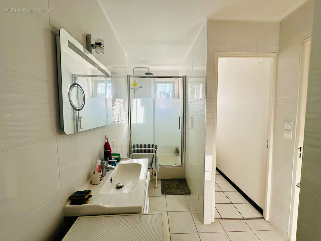 Lattes vasque   lumineux t2 de 35m2 avec terrasse, parking, climatisation immeuble de standing - photo 2