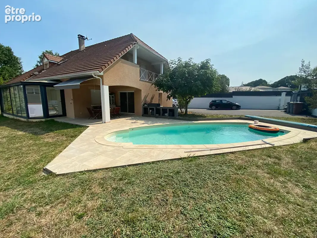 Une maison rare par ses volumes et sa configuration, à découvrir sans tarder à Lons. - photo 2