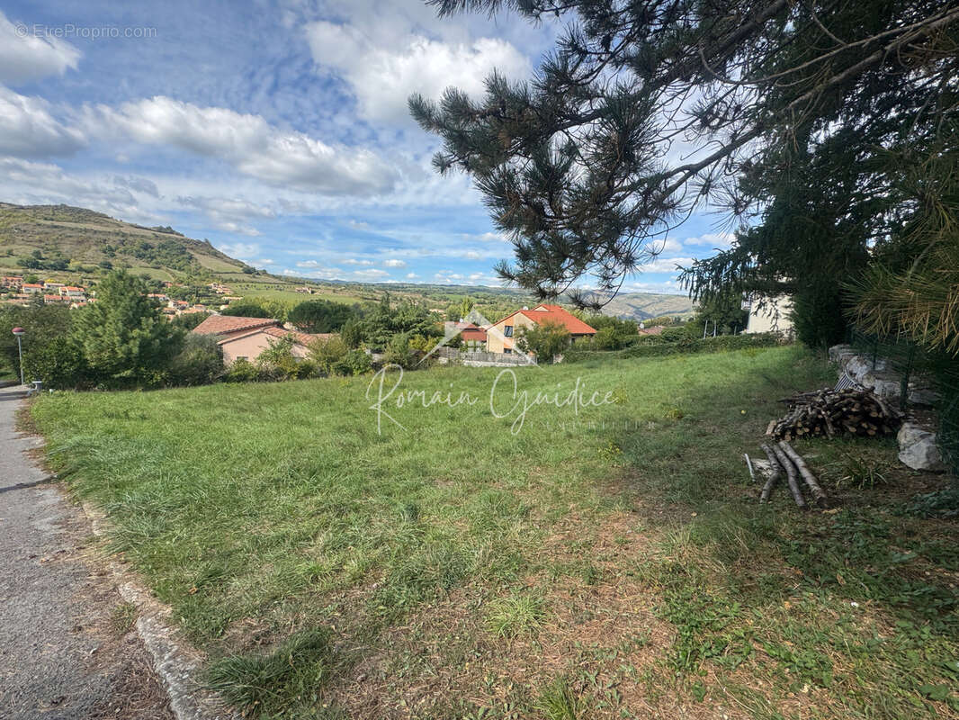 Terrain à SAINT-GEORGES-DE-LUZENCON