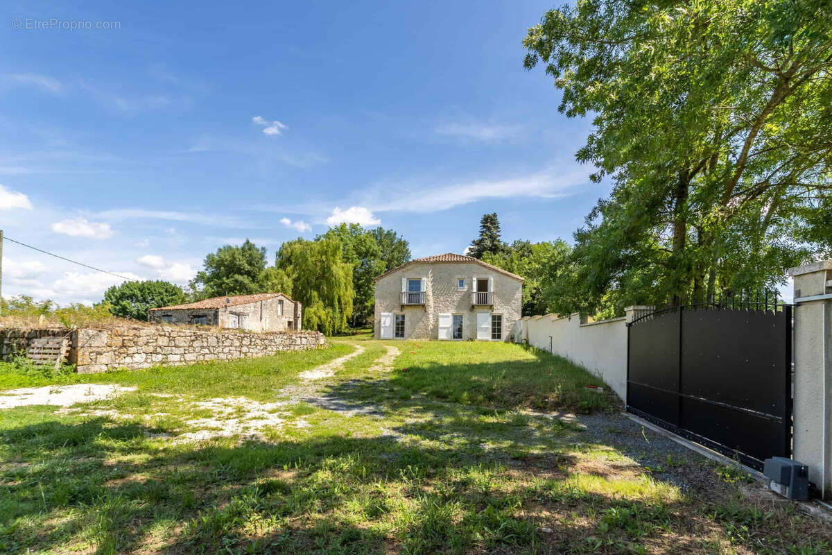 Stone property with renovation project - photo 6