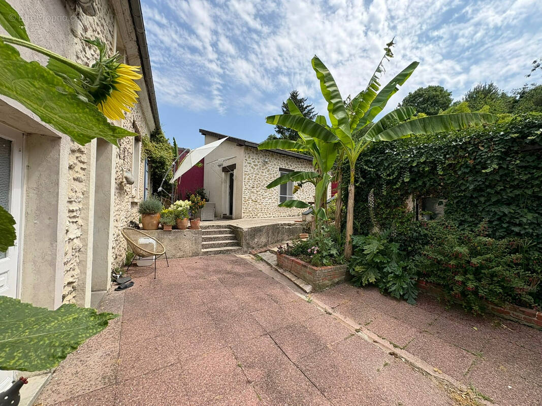 Maison à VALLANGOUJARD
