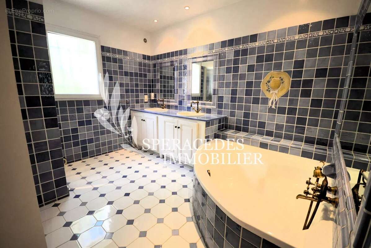 Maison à SAINT-CEZAIRE-SUR-SIAGNE