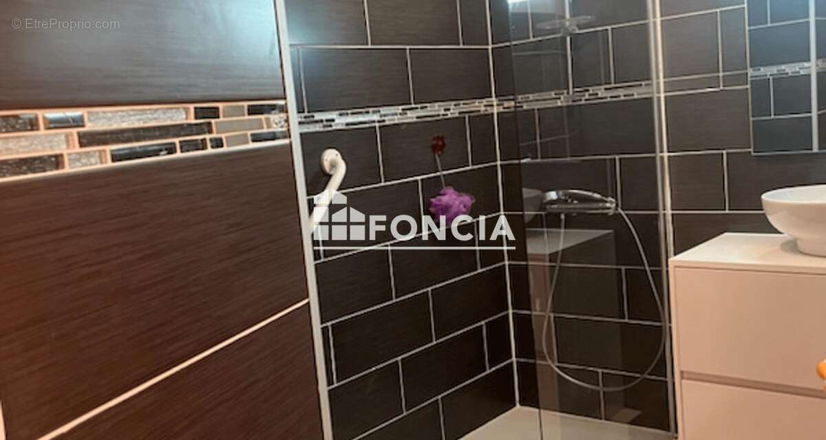 T2 de 48 m2 avec loggia, ascenseur, parking privatif, vendu libre ! - photo 8