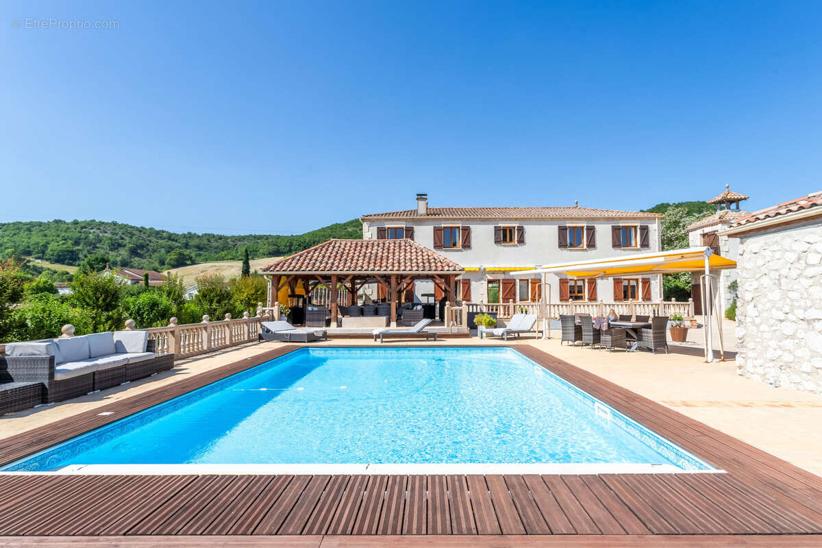 Stunning country property with guest annexes, garaging, pool and land - photo 15