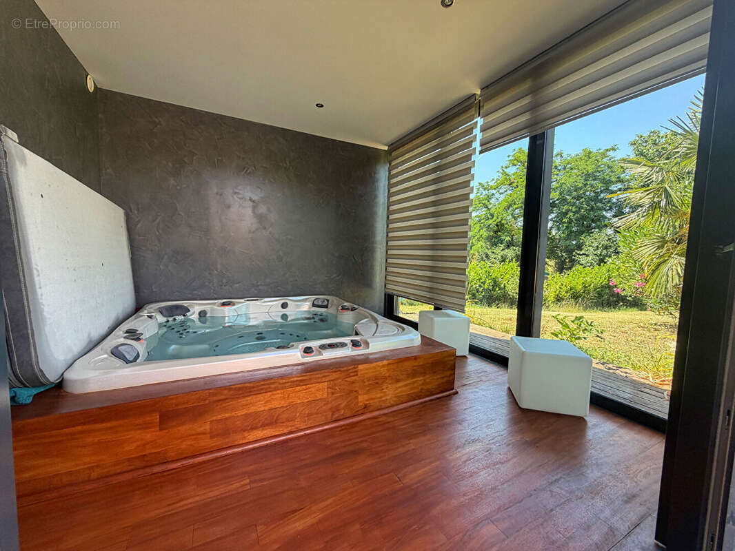 Maison 7 pièces à Lamothe Capdeville 220m² - photo 2
