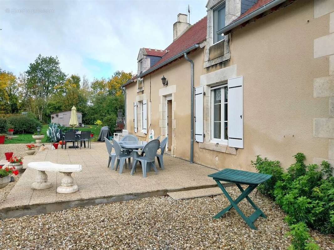 Maison à SAINT-HILAIRE-SUR-BENAIZE