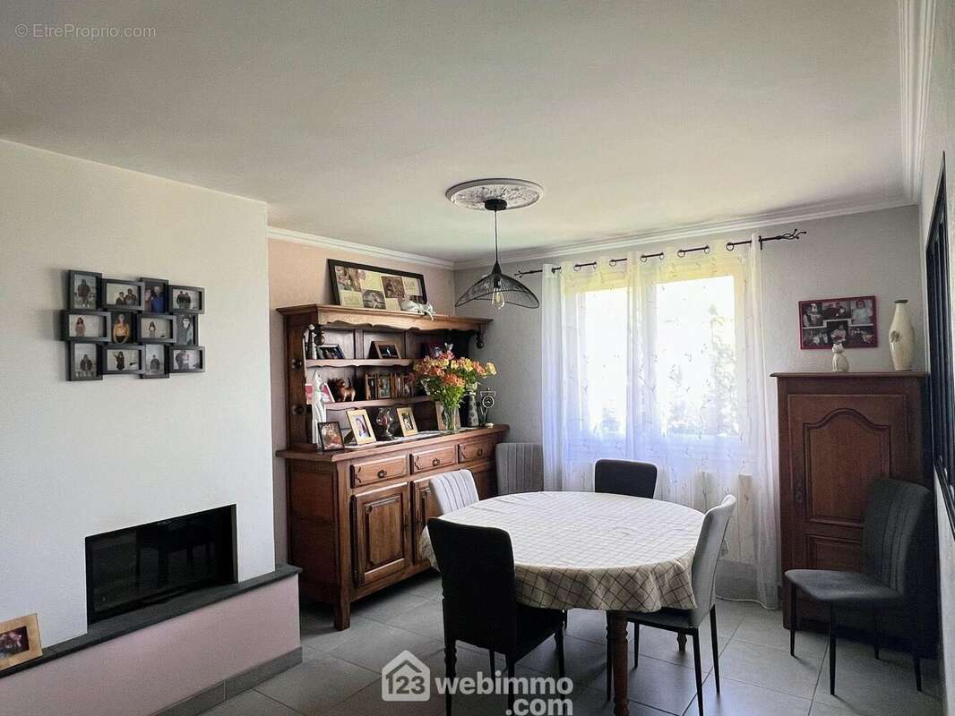 ... et d'un séjour ouvert sur la terrasse. - Maison à MONTREUIL-JUIGNE