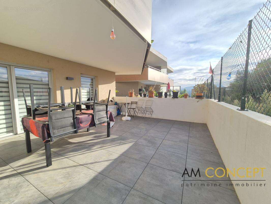 Appartement à CHATEAUNEUF-VILLEVIEILLE