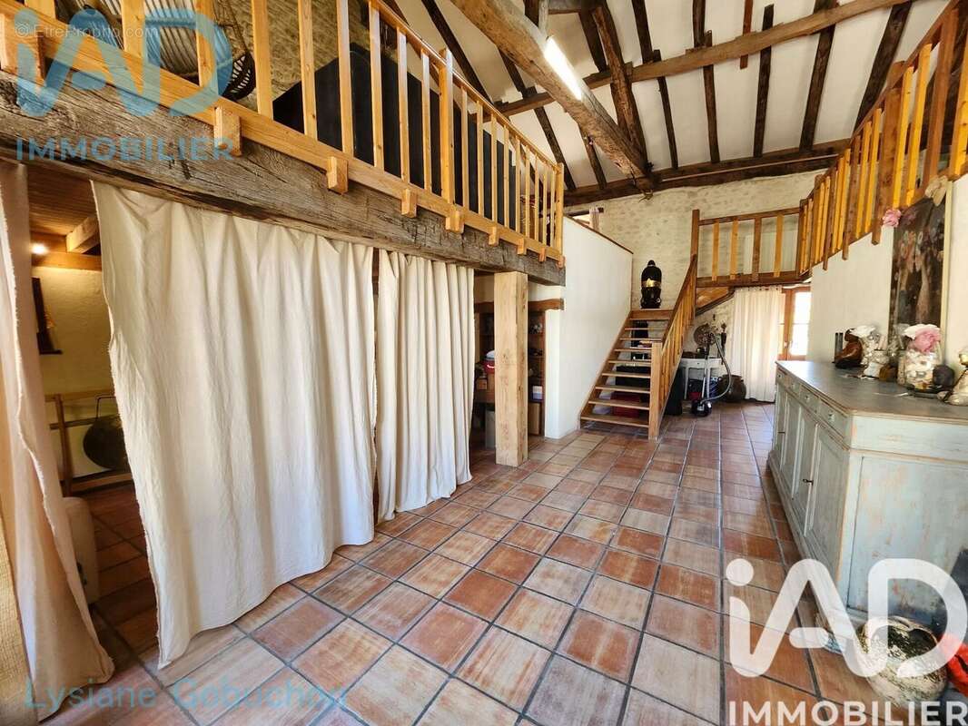 Maison 134 m² à Coutures  - photo 6
