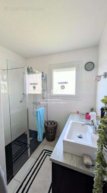 Salle d'eau - Maison à DESCARTES