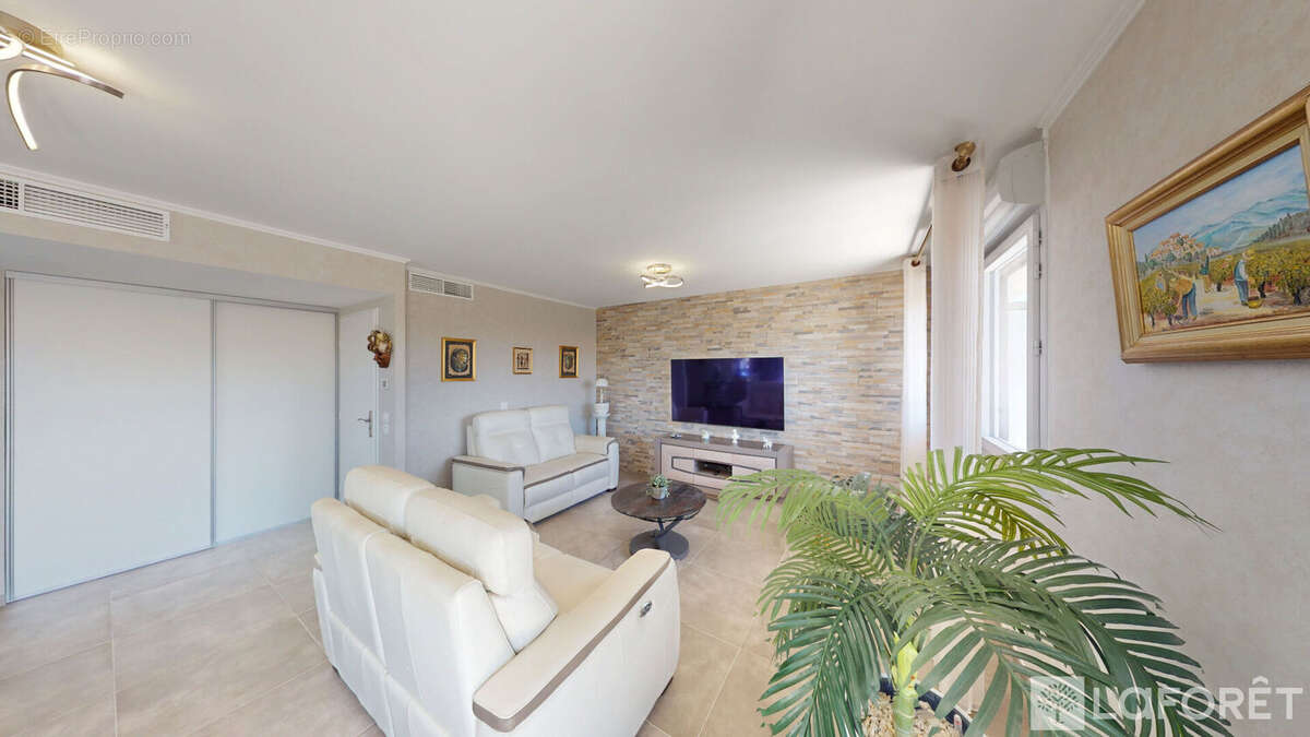 Appartement T4 de 105 m² - Dernier étage - Terrasse 97 m²  - Vue dominante forêt - Double garage - photo 4