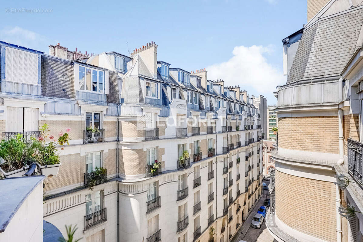 Appartement à PARIS-16E