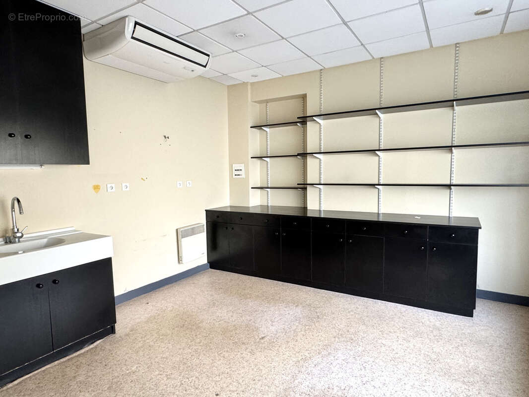 Commerce à MONTREUIL-BELLAY